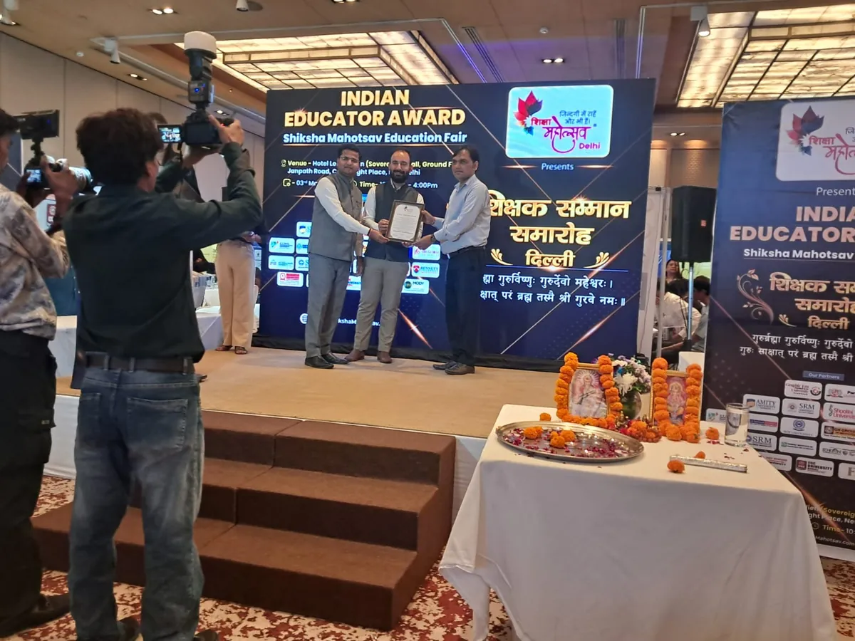 Career Platform faculty receiving the Indian Educator Award at Shiksha Mahotsav, New Delhi